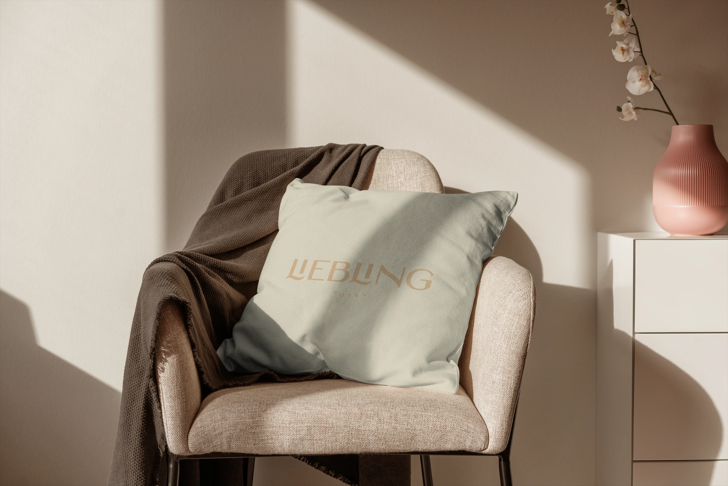 Composición de marca Liebling: lino, luz cálida y un rincón de descanso
